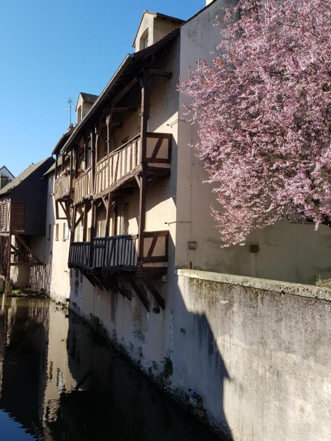 La maison Virginie log 1 à 2 pers hyper centre climatisation parking linge wifi proximité lac canal piscine Montargis Extérieur photo