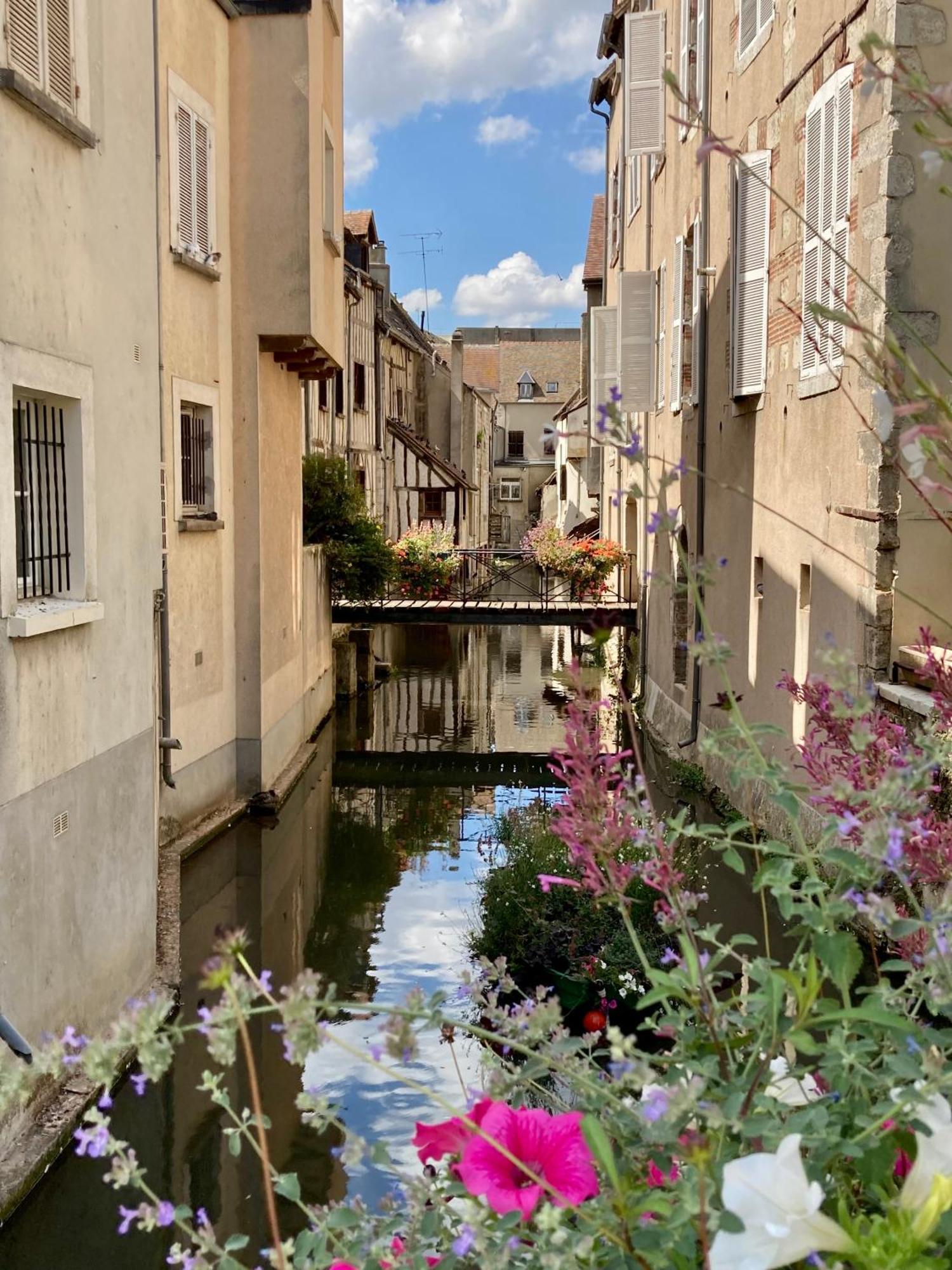 La maison Virginie log 1 à 2 pers hyper centre climatisation parking linge wifi proximité lac canal piscine Montargis Extérieur photo